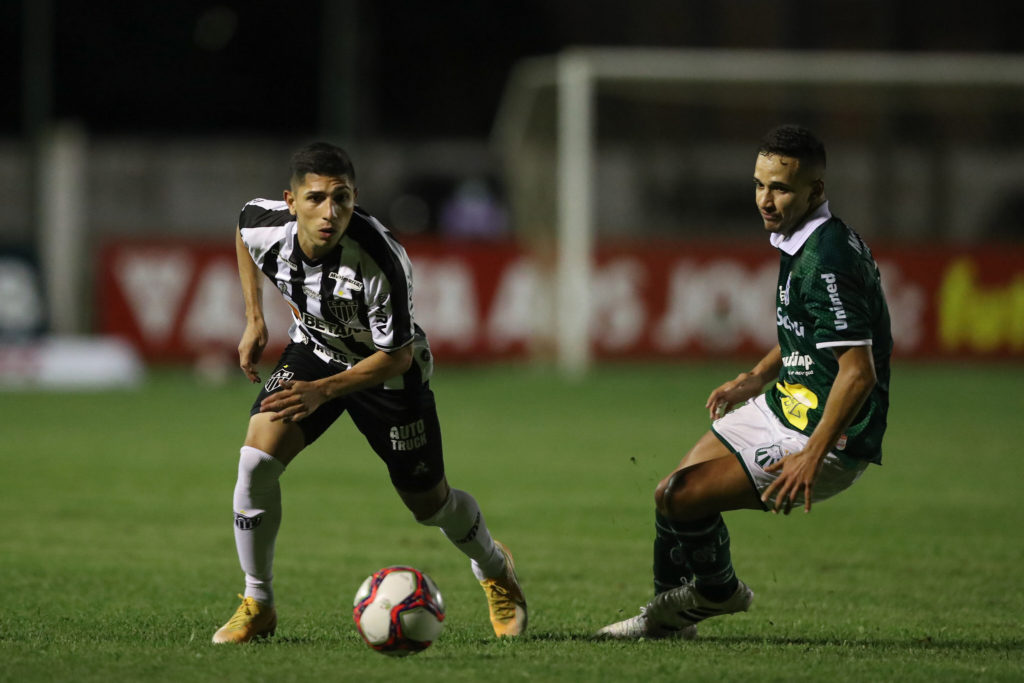 Jefferson Savarino luchando el balón ante Caldense