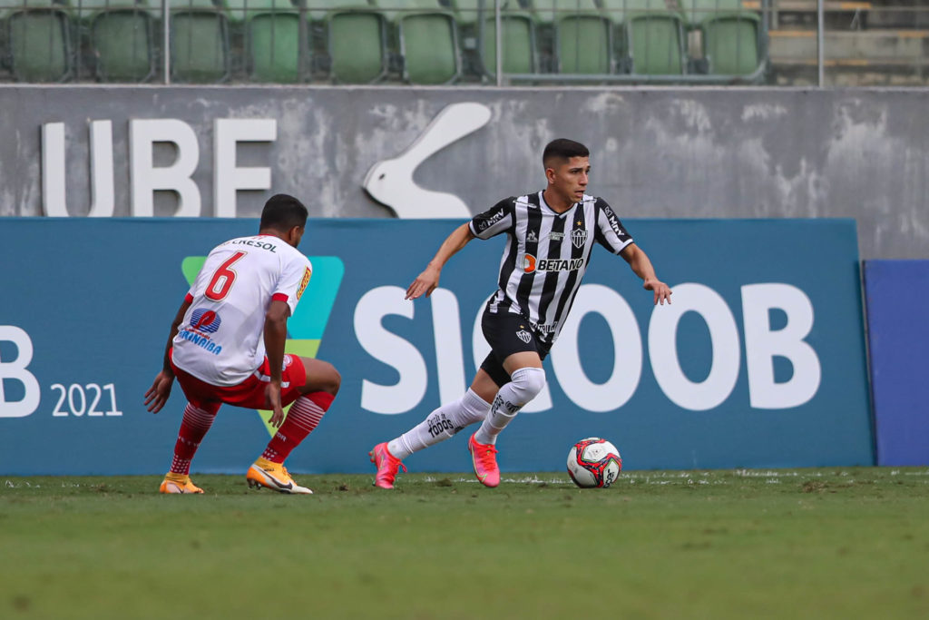 Jefferson Savarino conduciendo el balón para Hulk / Foto: Pedro Souza