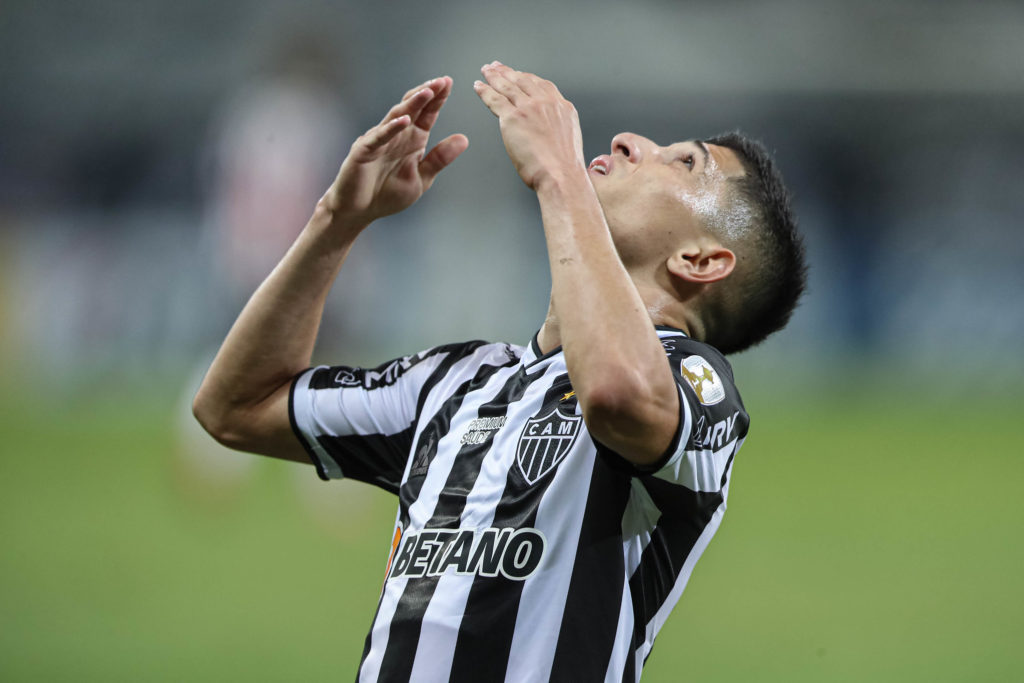 Savarino agradeciéndole a Dios luego de marcar su primer gol / Foto: Pedro Souza Agencia do Galo