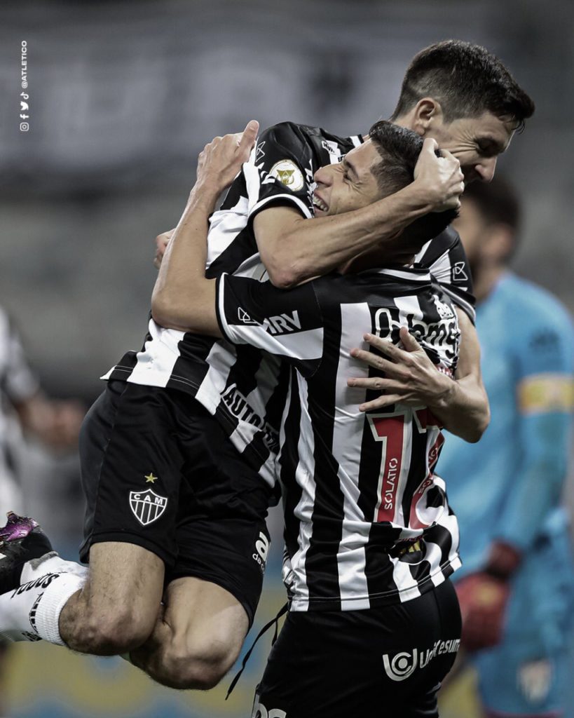 Nacho Fernández y Jefferson Savarino se abrazan luego del golazo atleticano - Foto: Prensa Galo