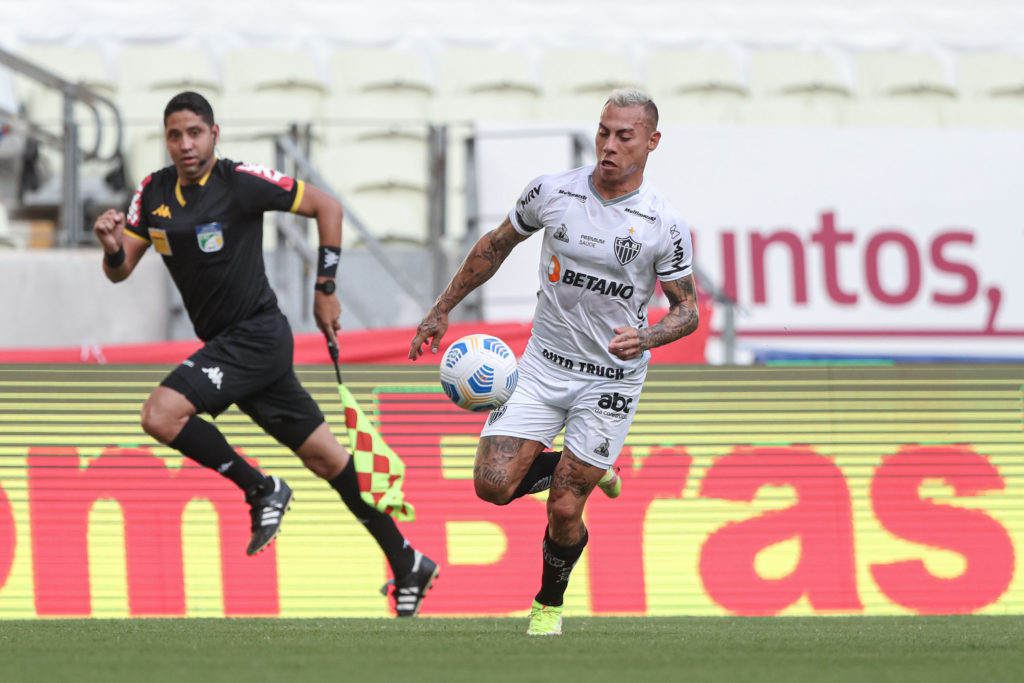 Eduardo Vargas asistió a Zaracho en la primera anotación