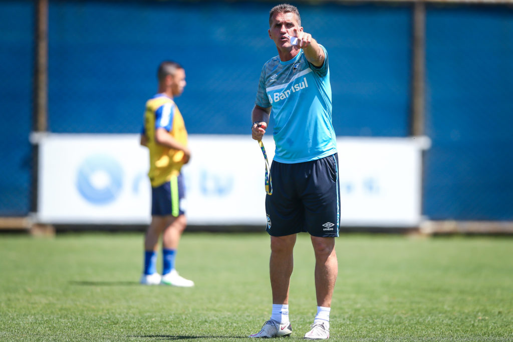 Com a suspensão de Jean Pyerre, diante do Palmeiras, Vagner Mancini deve vir ao Mineirão com três volantes de contenção. - Foto: Lucas Uebel/Grêmio FBPA