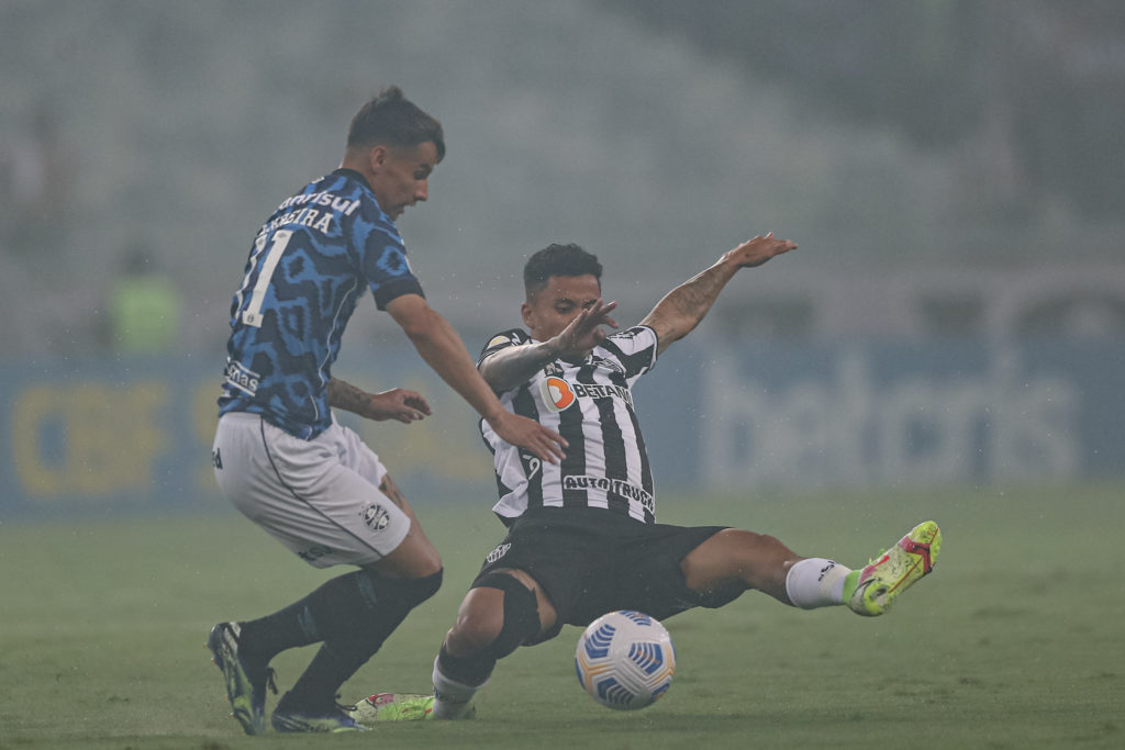 Allan barriéndose contra un atacante del Gremio / Foto: Pedro Souza