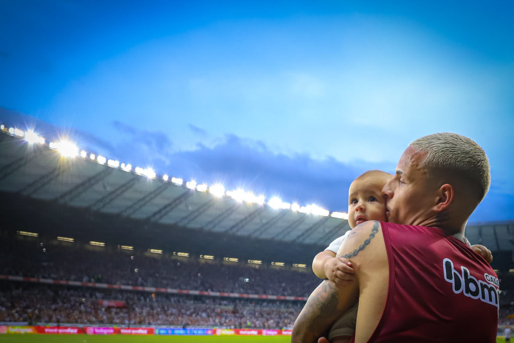 Guilherme Arana festeja con su hijo el invicto en el Mineirao / Foto: Pedro Souza