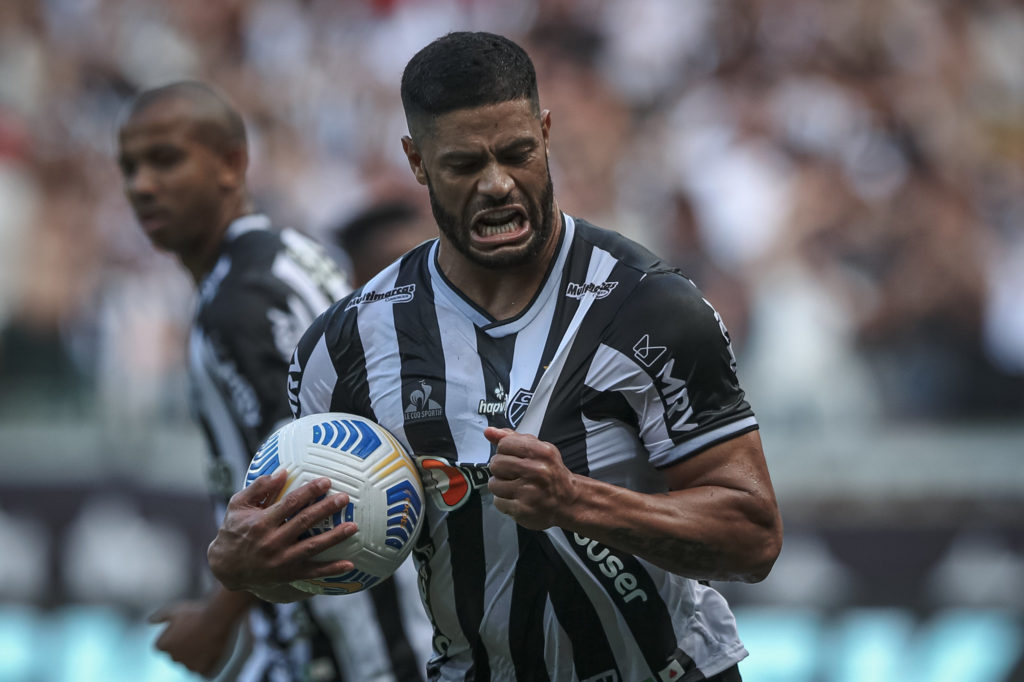 Hulk Paraíba celebrando su 16ta anotación del Brasileirao