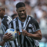 Hulk comemorando com o Atlético-MG