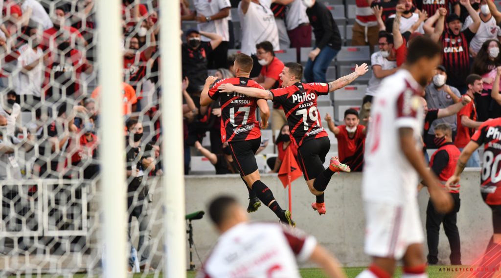 No último minuto, Guilherme Bissoli empatou o jogo para o Athletico-PR e permitiu que o Atlético-MG, caso vença, possa aumentar a vantagem na liderança. - Foto: Gustavo Oliveira/Athletico-PR