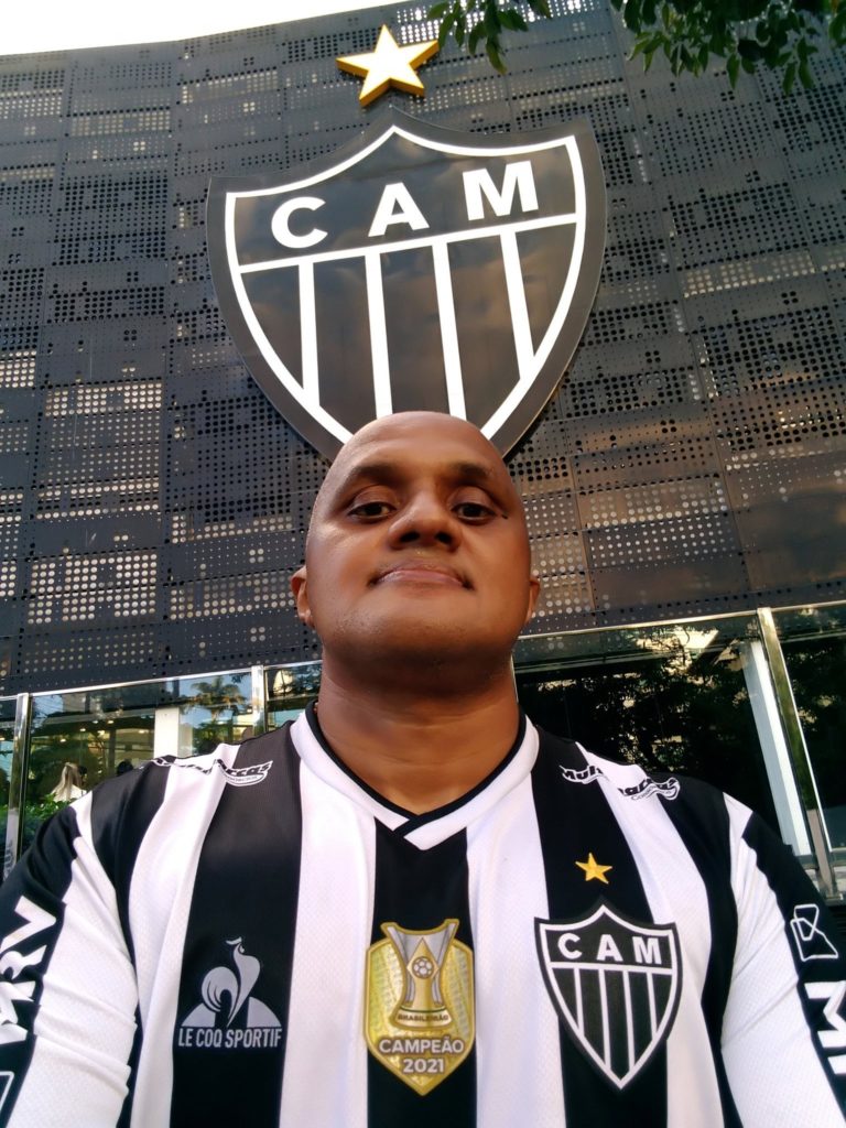 El gran Arcebispo @Arcebispo13 posa junto al escudo del Clube Atlético Mineiro
