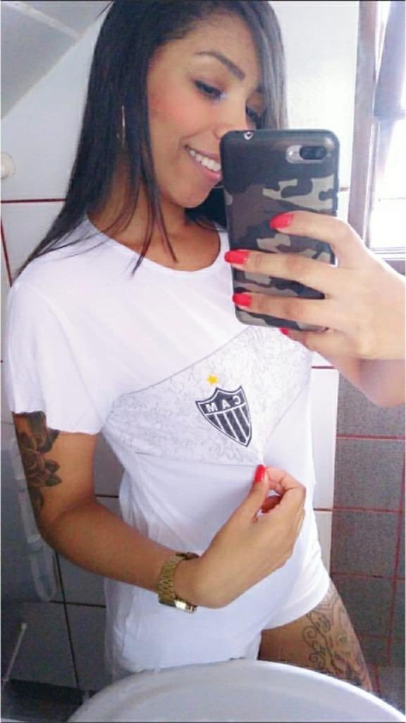 As mulheres vingadoras do Atlético Mineiro. Os fãs mais bonitos da América do Sul nos mandam suas fotos. @_uaipoli