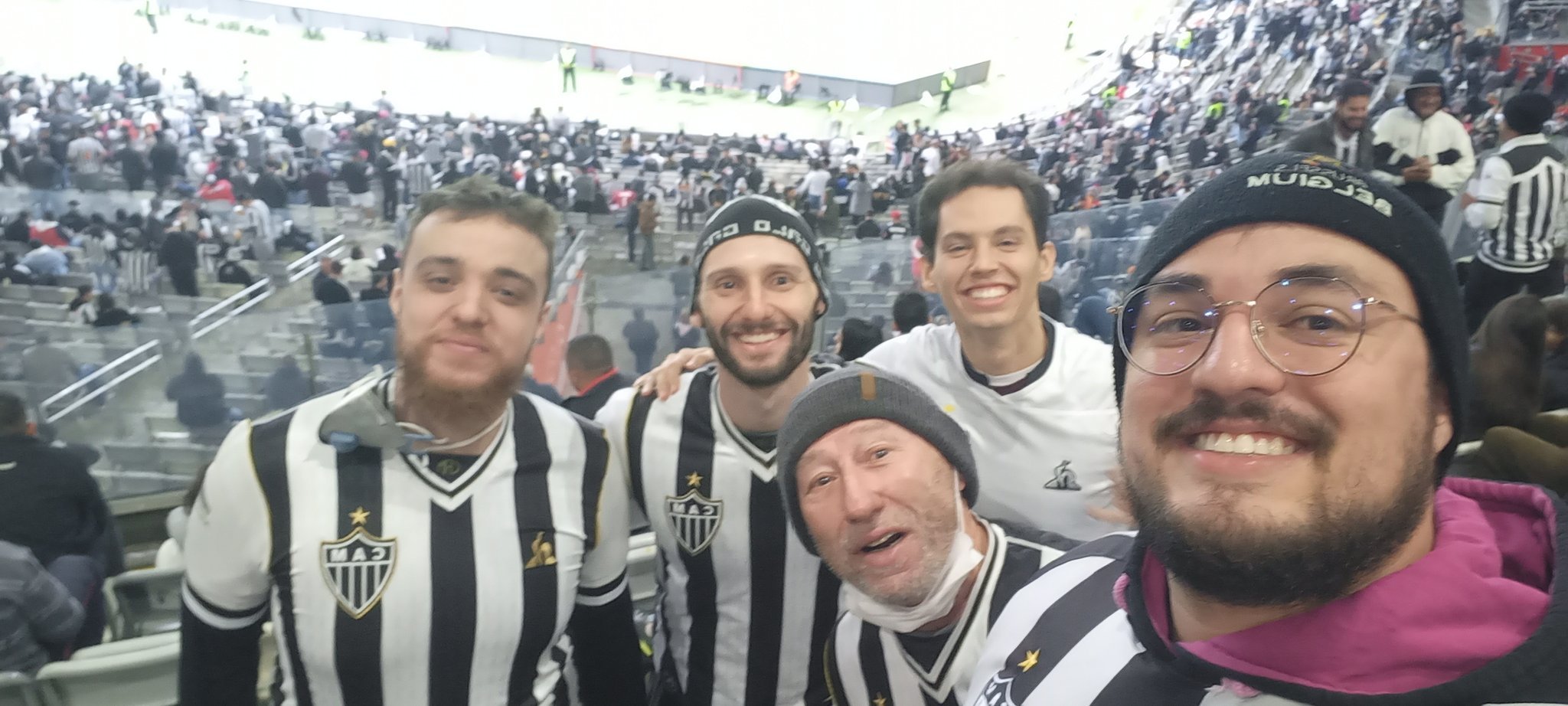 Guilherme, Acácio, Rafael, Felipe y Daniel disfrutando su momento en el estadio Mineirao ¡Dios los proteja!